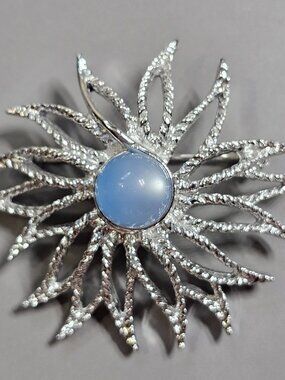 Sarah Coventry Openwork Cornflower Blue Cabochon Flower Brooch Pin Silvertone